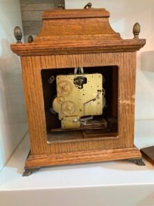 RELOJ ANTIGUO DE MADERA ROBLE whatsapp image 2026 07 20 at 15.00.45